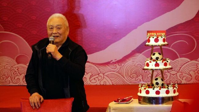 说罢，对方又道：爸，我刚接手董事会，事情太多，这边还有不少您的旧部要逐一处理，就不跟您多叙旧了，您在国内好好保重身体，有事的话，就让可欣给我来电话，由她和袁师在那边照顾您，我自然是一万个放心的。